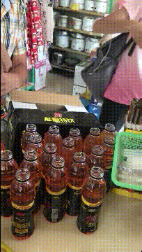 图片[3]-搞笑段子GIF趣图：一位顾客买了两瓶饮料，竟中了两箱，我想知道他怎么拿走-魔性次元