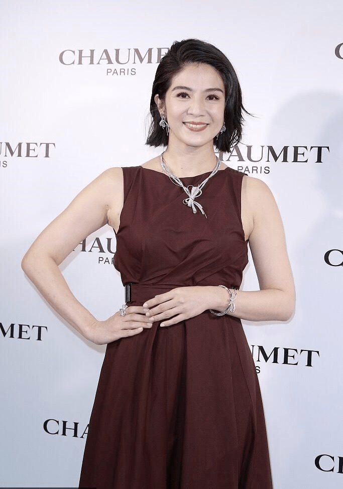 原创46岁的杨采妮贵妇范十足穿一条无袖连衣裙出席活动简约时髦