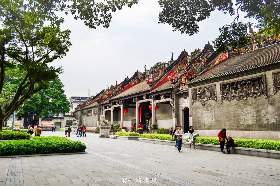 广州地铁沿线有座陈家祠，雕刻艺术叹为观止，每次朋友来都推荐去