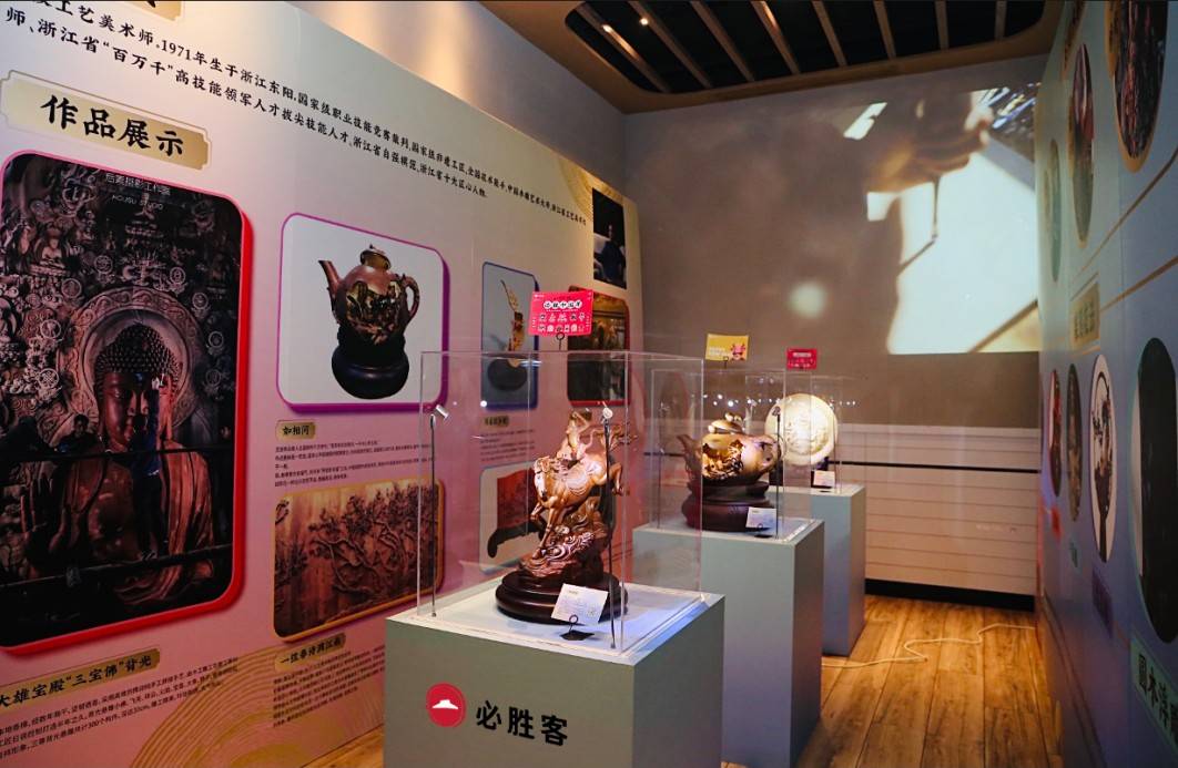 主题餐厅中的木雕作品展示区域近年来,在践行传承与弘扬中国传统文化