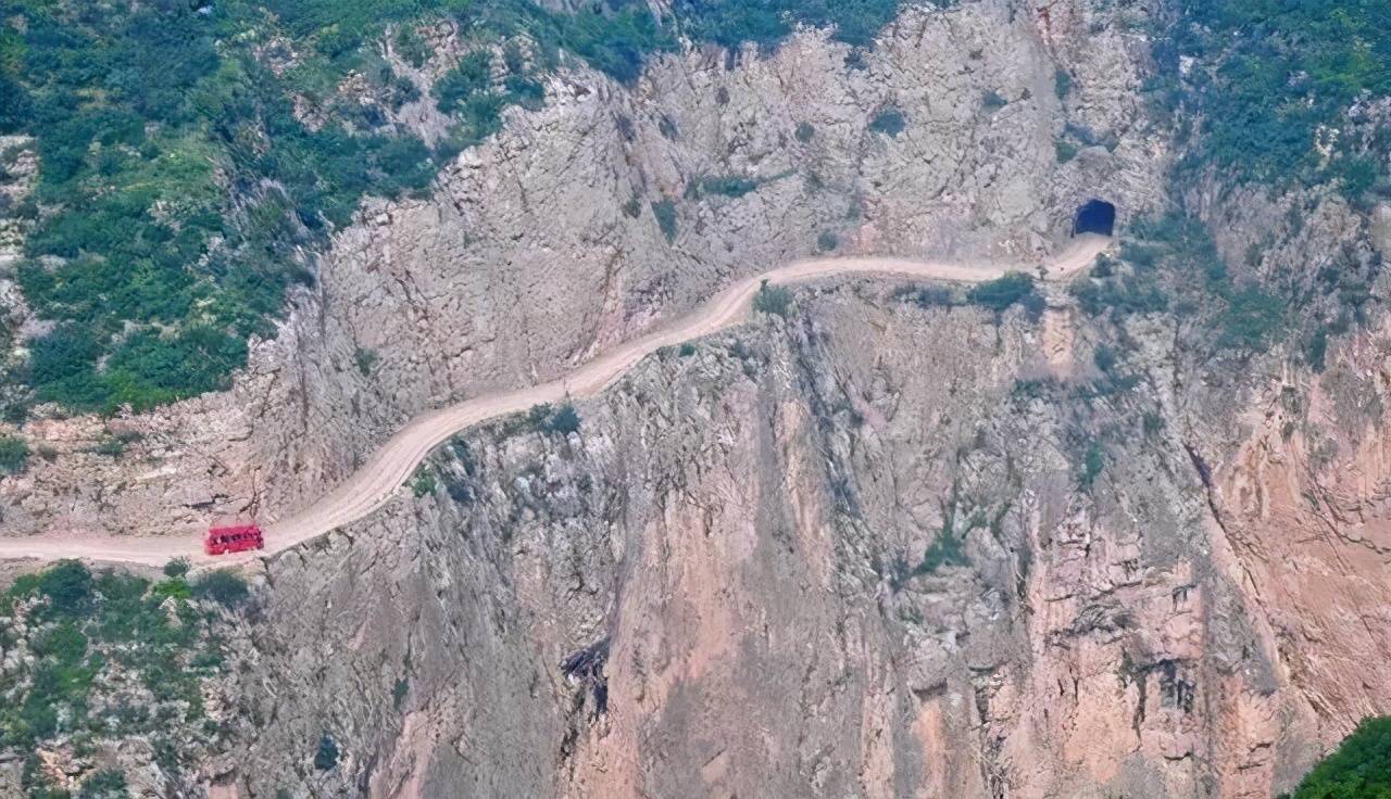 中国“传奇”的山路，800村民徒手凿太行山，现实版愚公移山