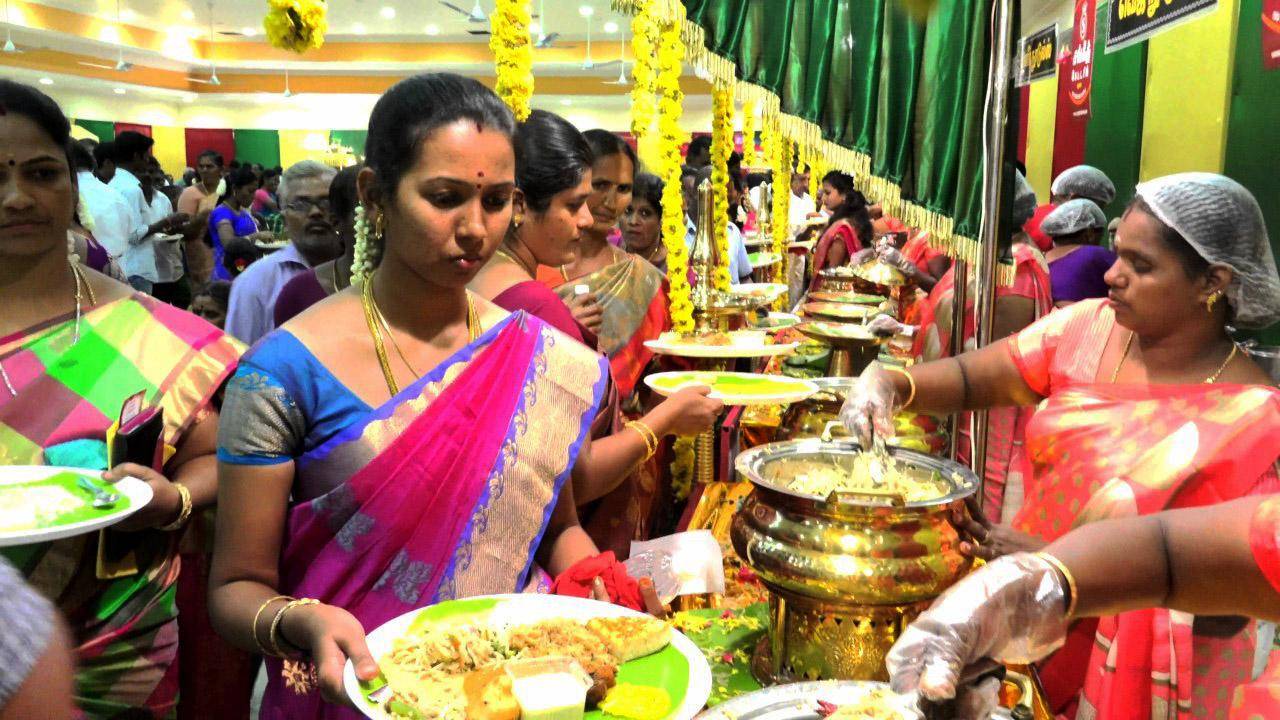 看看印度的豪华自助餐,只有富豪才吃得起,也是当地婚宴的标配