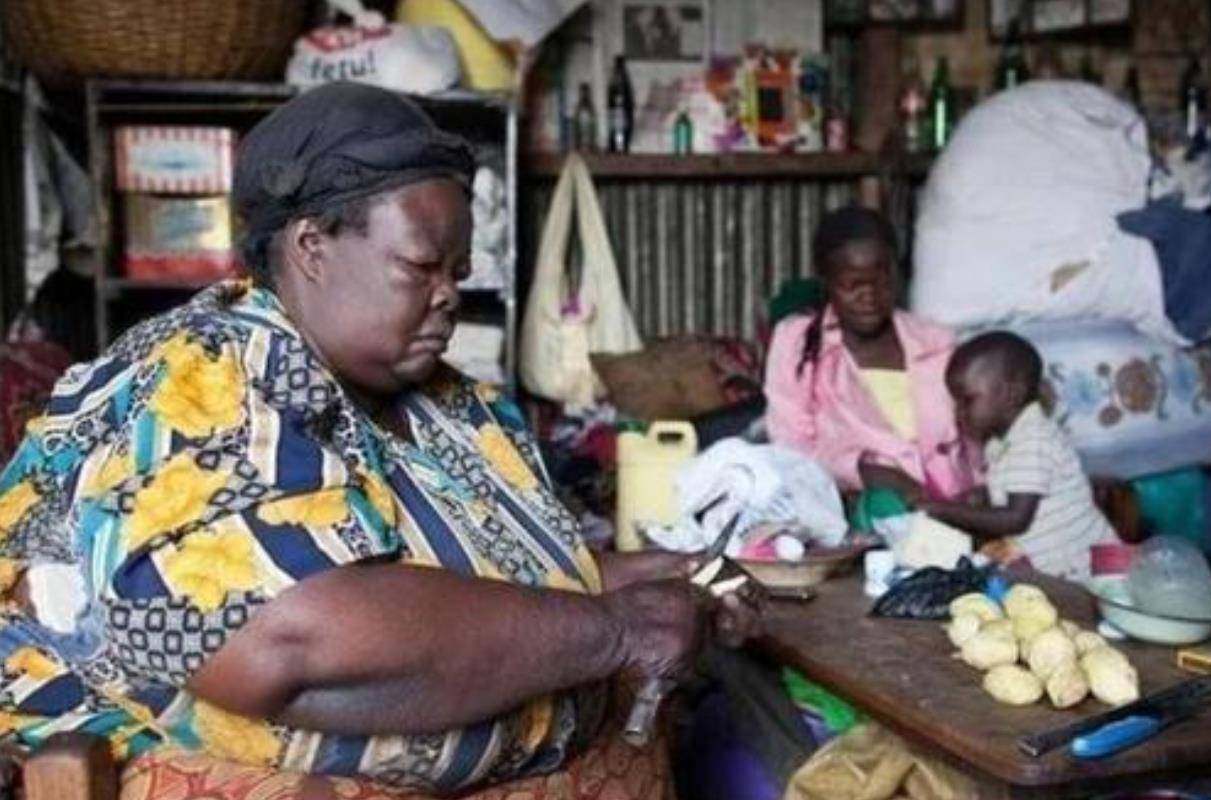 一名非洲妇女在当地非洲市场销售食品的特写，她手持一个移动销售点装置，收集 库存图片 - 图片 包括有 进程, 愉快: 166608055