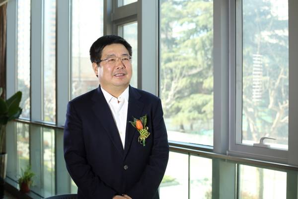 公开资料显示,姜照柏,1963年8月出生,江苏南通人,上海鹏欣(集团)有限