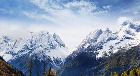 这座山被誉为“东方阿尔卑斯”，冰与雪的王国，摄影登山者的天堂
