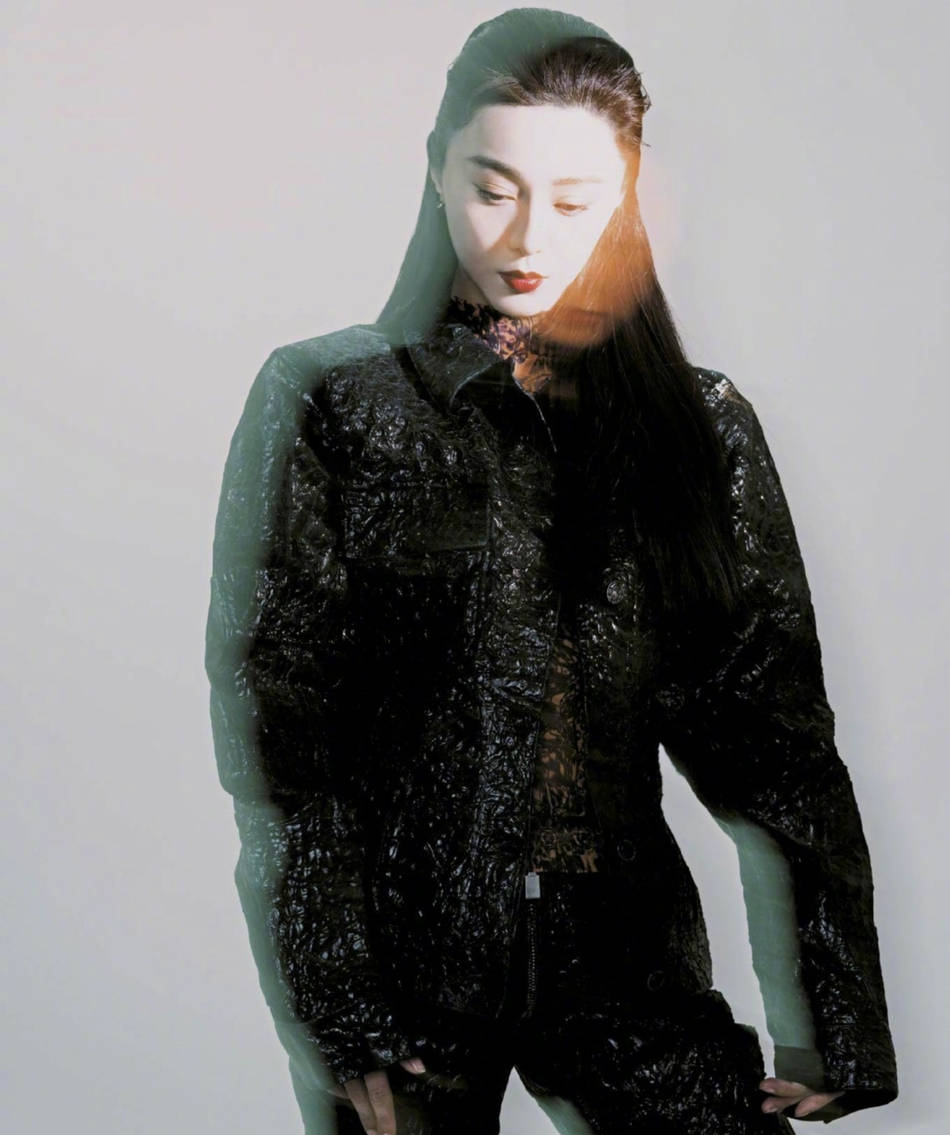 范冰冰再登外国杂志状态好 深v红唇出镜飒爽霸气