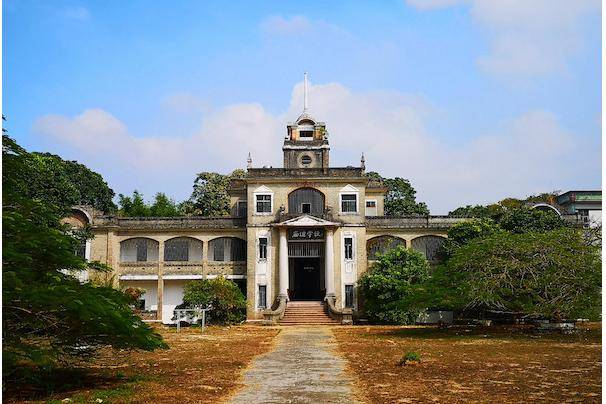 广东！江门一学校废弃26年，格局如欧式城堡