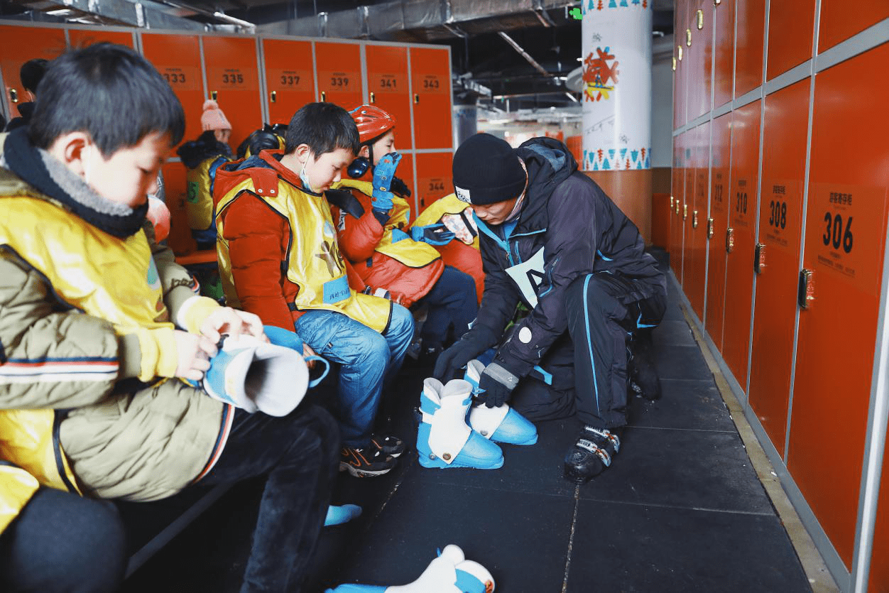 在西岭雪山体验专业教学，青白江区的这些孩子圆了“冰雪运动梦”
