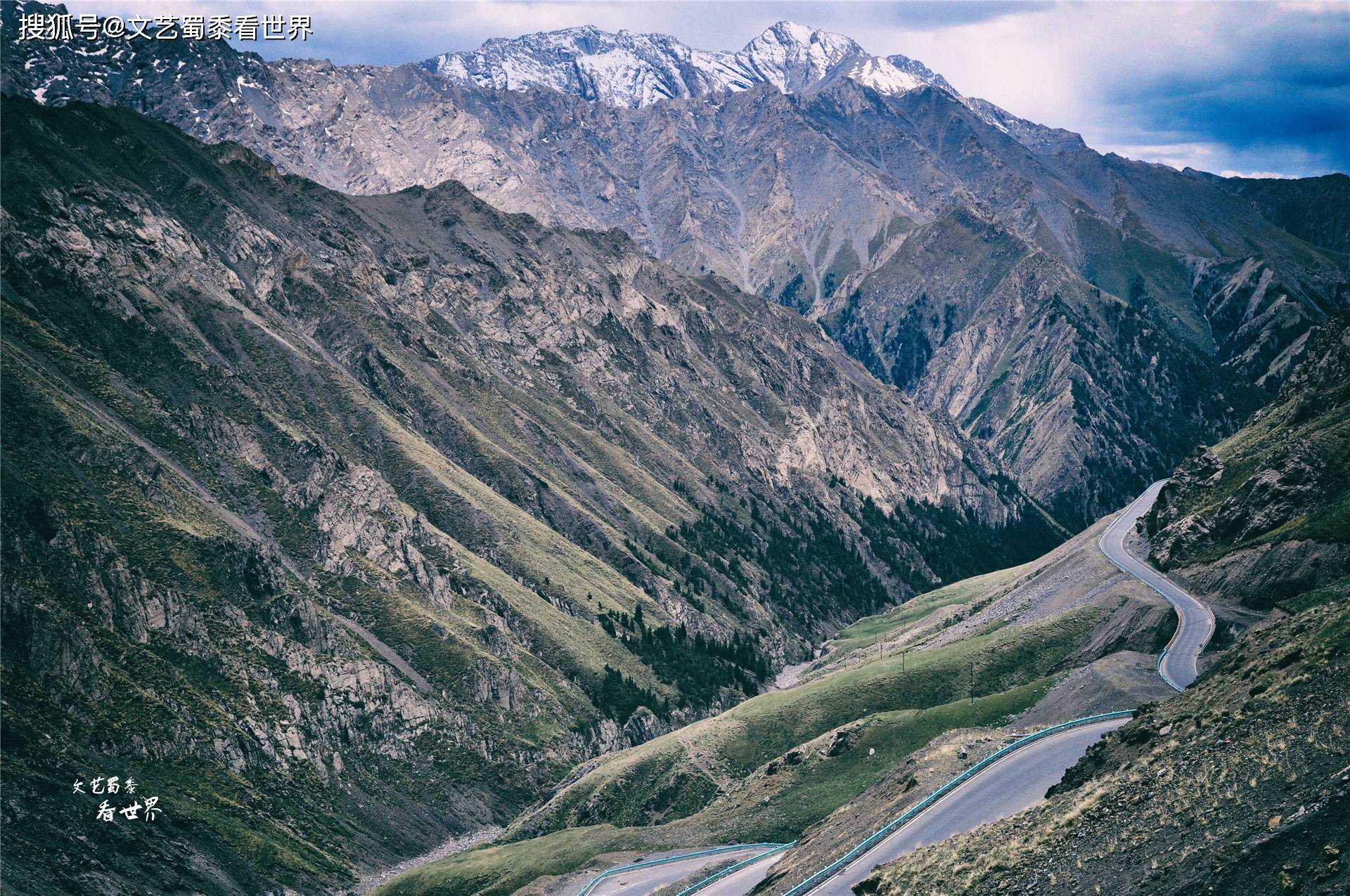 新疆最美的风光都在独库公路上，它是一条让人自驾上瘾的公路