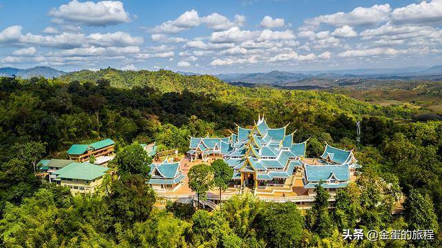 航拍泰国“蓝宝石天空之城”，乌隆森林中的奇幻悬崖帕普功寺_寺庙