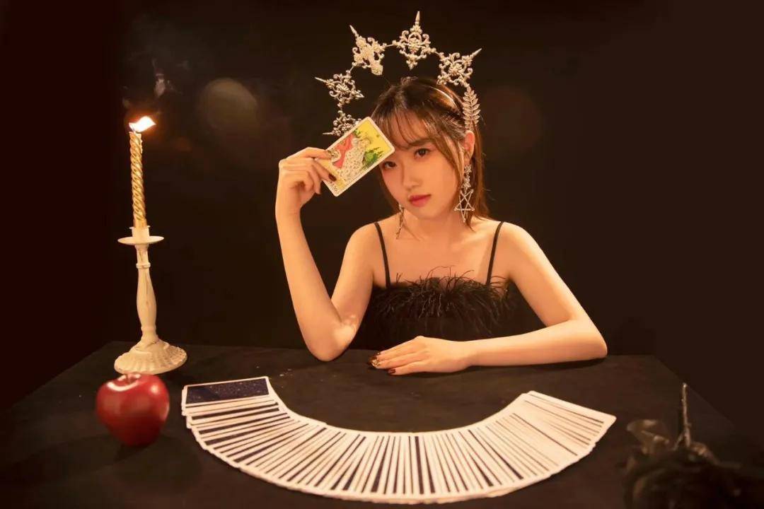 ras学社专访塔罗师沁语artemis