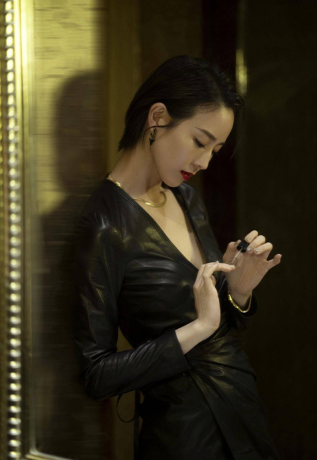 原创张钧甯黑色皮裙搭配飒爽短发复古红唇带来港风感尽显轻摇滚风