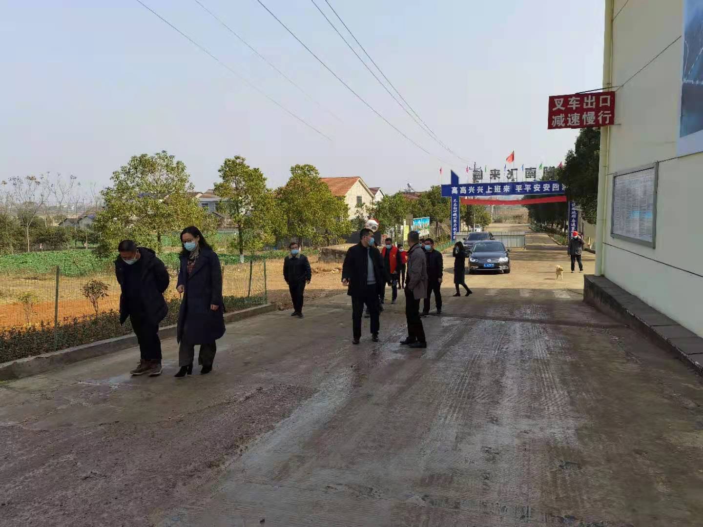 李阳一行走访了星星村飞来峰膨润土有限公司,检查了门卫处测温,扫码