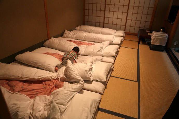 为何日本人有床不睡，反而喜欢打地铺睡？网友质疑：是不是傻