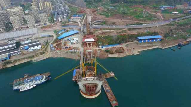 重庆将要通车的新长江大桥，耗资20多亿，长约2000多米，就在万州