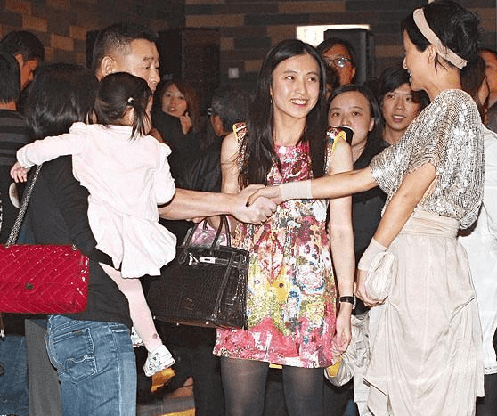 河南首富诞生,曾帮老板赚到2亿,今创办企业市值高达3998个亿