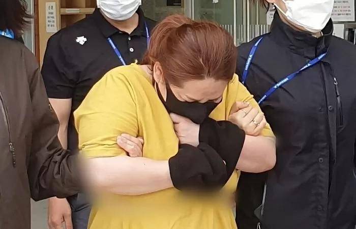 韩国女子虐童致死二审被判25年:将继子锁行李箱长达7小时,喊亲生