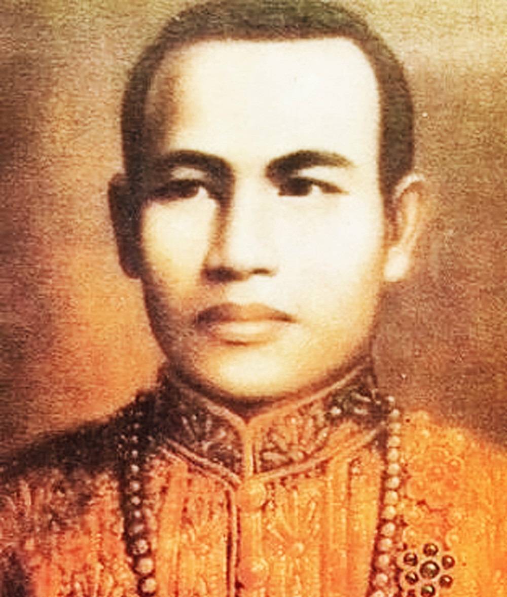泰国唯一的华人皇帝，受国民爱戴却被部将残杀，死前留下恶毒诅咒