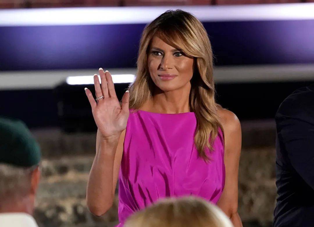 50岁梅拉尼娅真敢穿黑黄皮穿荧光绿裙让小巴伦都不屑直视