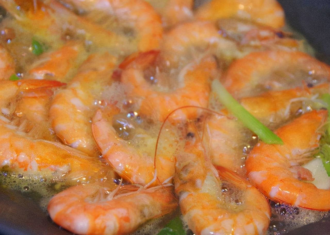 清水煮虾,牢记这4个诀窍,虾肉鲜嫩不老不柴,不带一点腥味