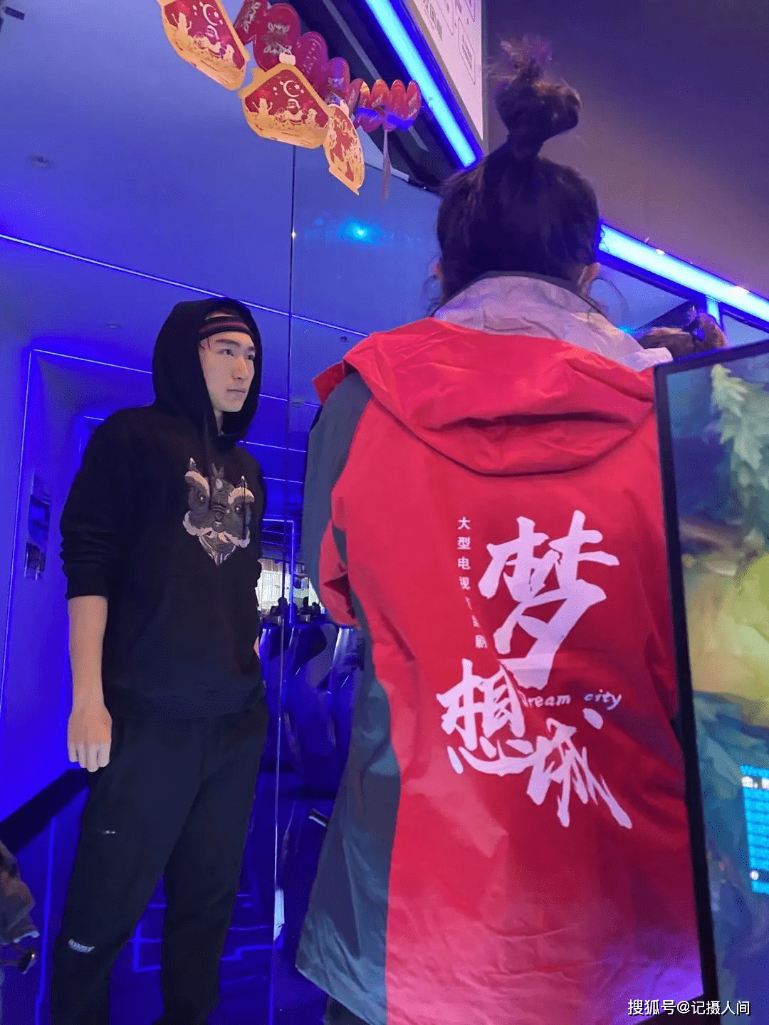 天妹了解到,这次杨烁一行在余杭取景拍摄的是电视剧——《梦想城》.