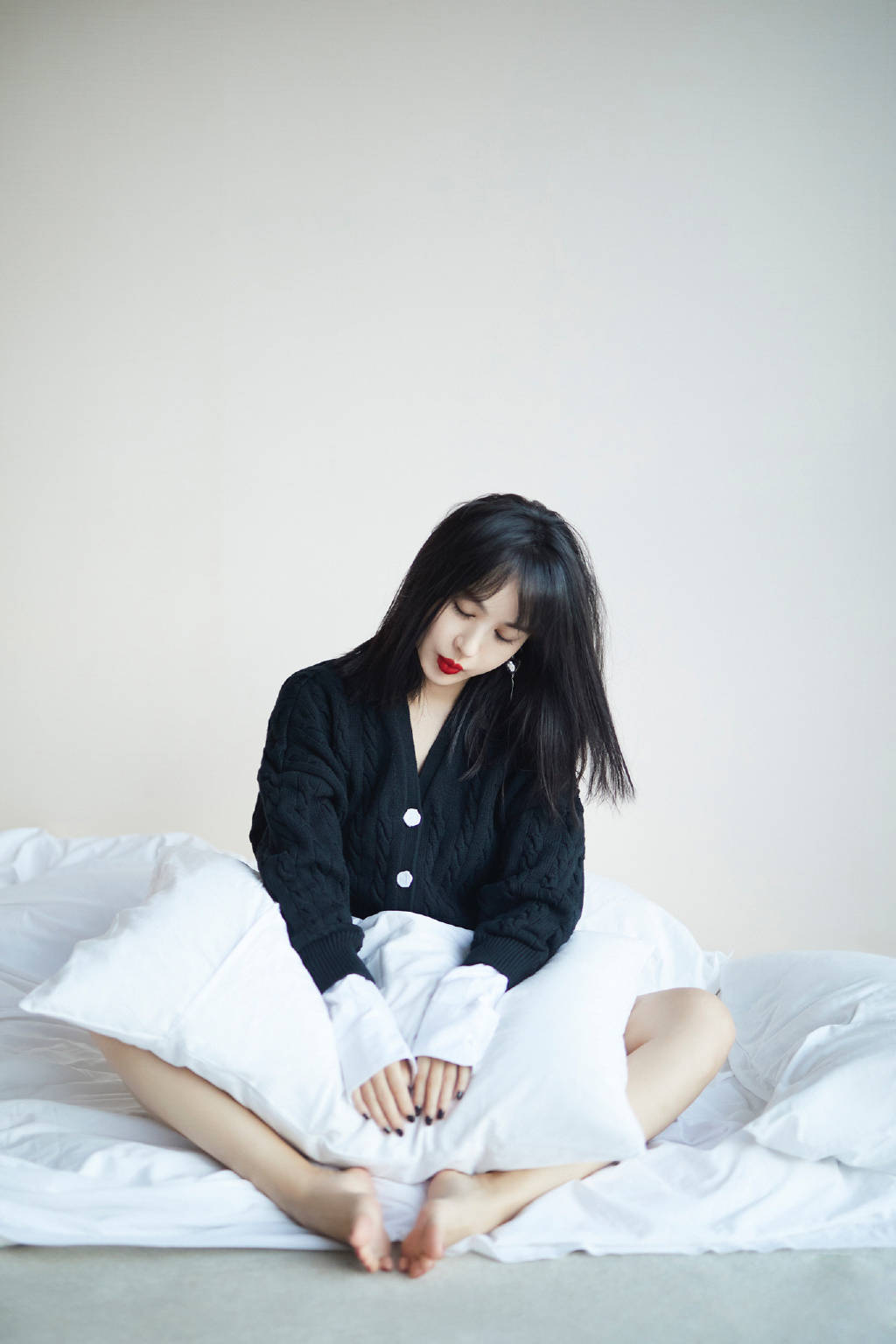 李菲儿晒绝美写真 烈焰大红唇魅惑撩人