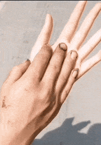 图片[7]-搞笑段子GIF趣图：我的手和老婆的手，差别就是这么大-魔性次元