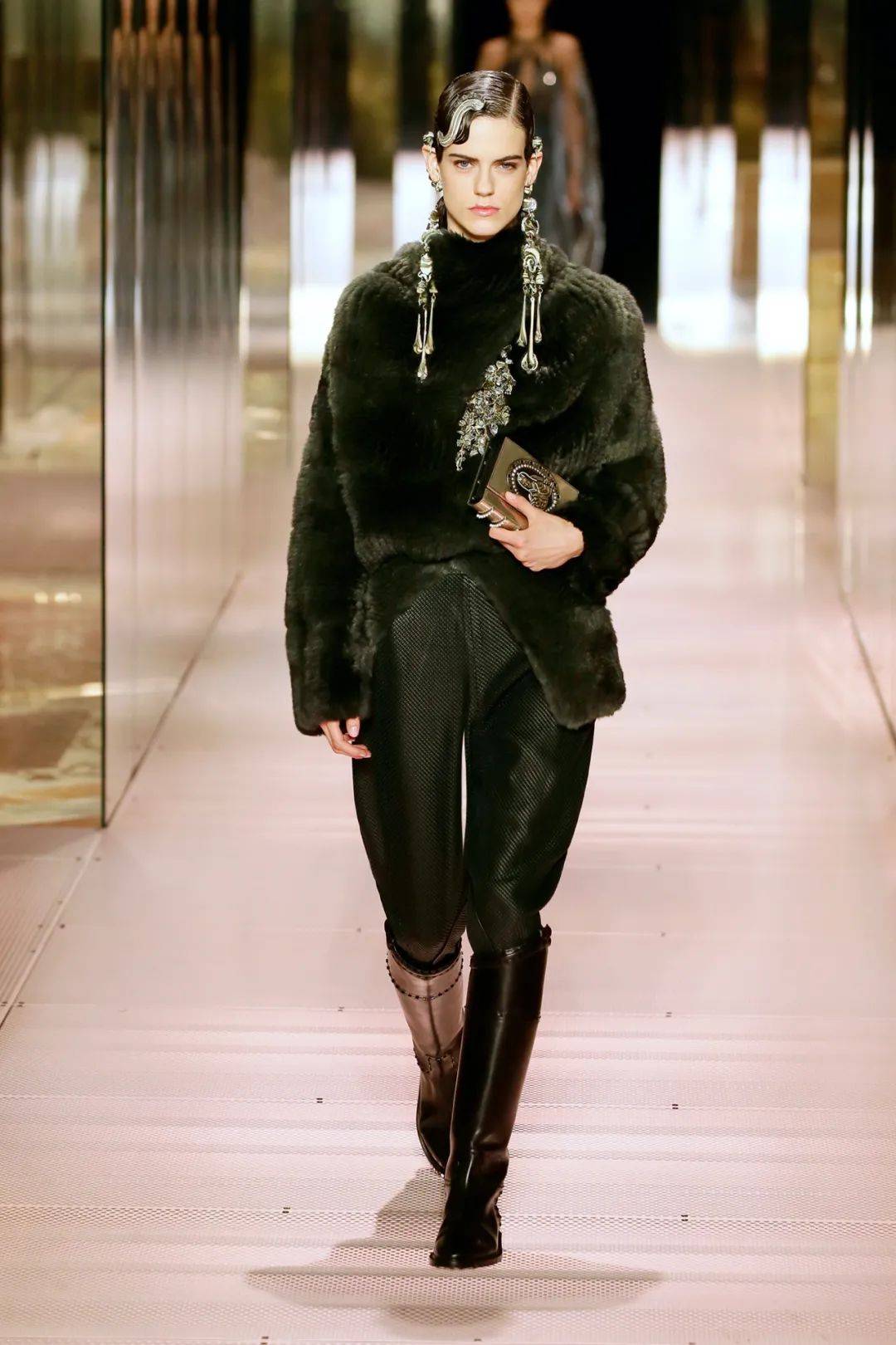 黛米·摩尔走秀的fendi2021高定秀她们为艺术站台