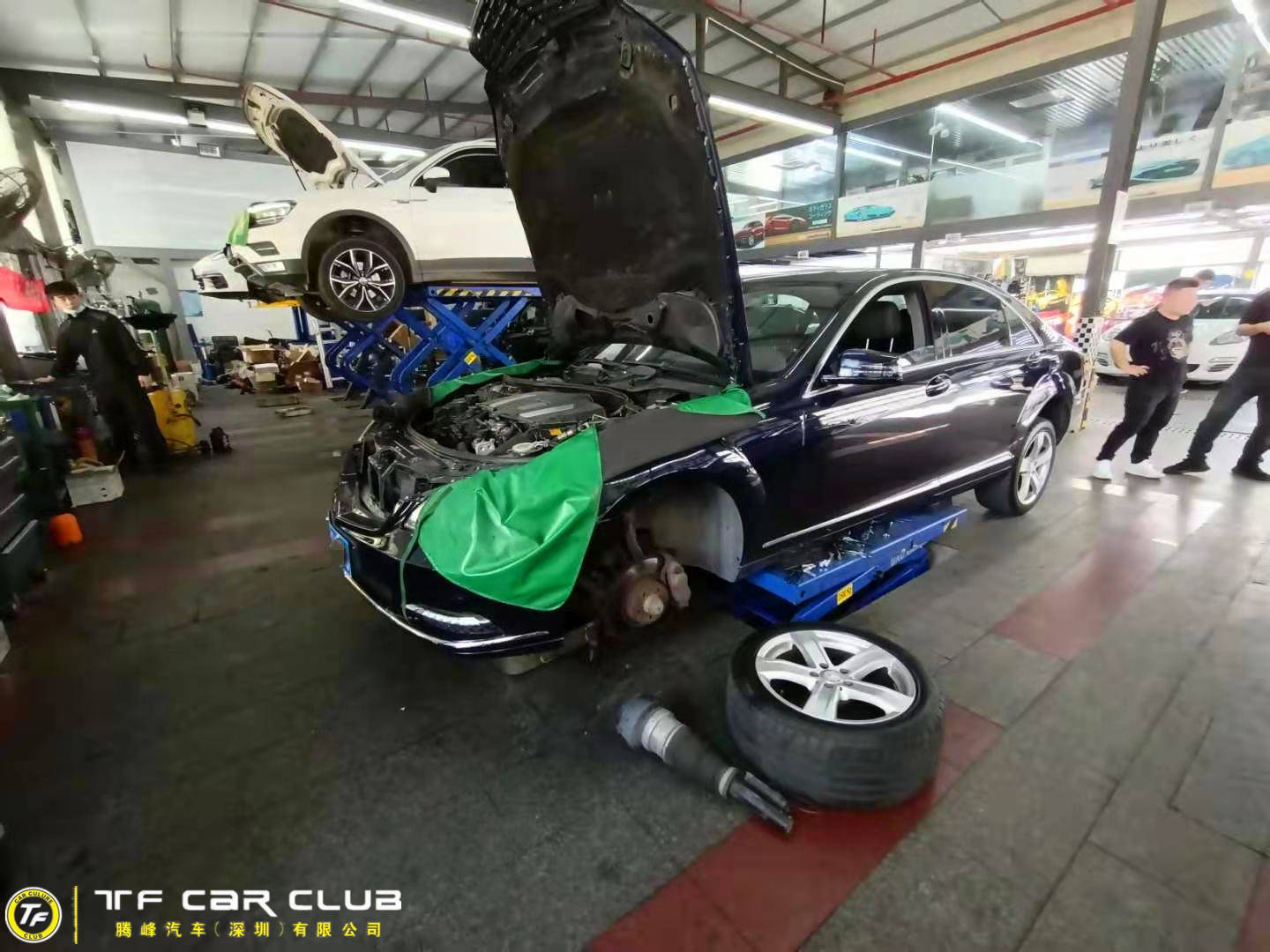 奔驰避震维修-奔驰s350更换原厂左前空气避震
