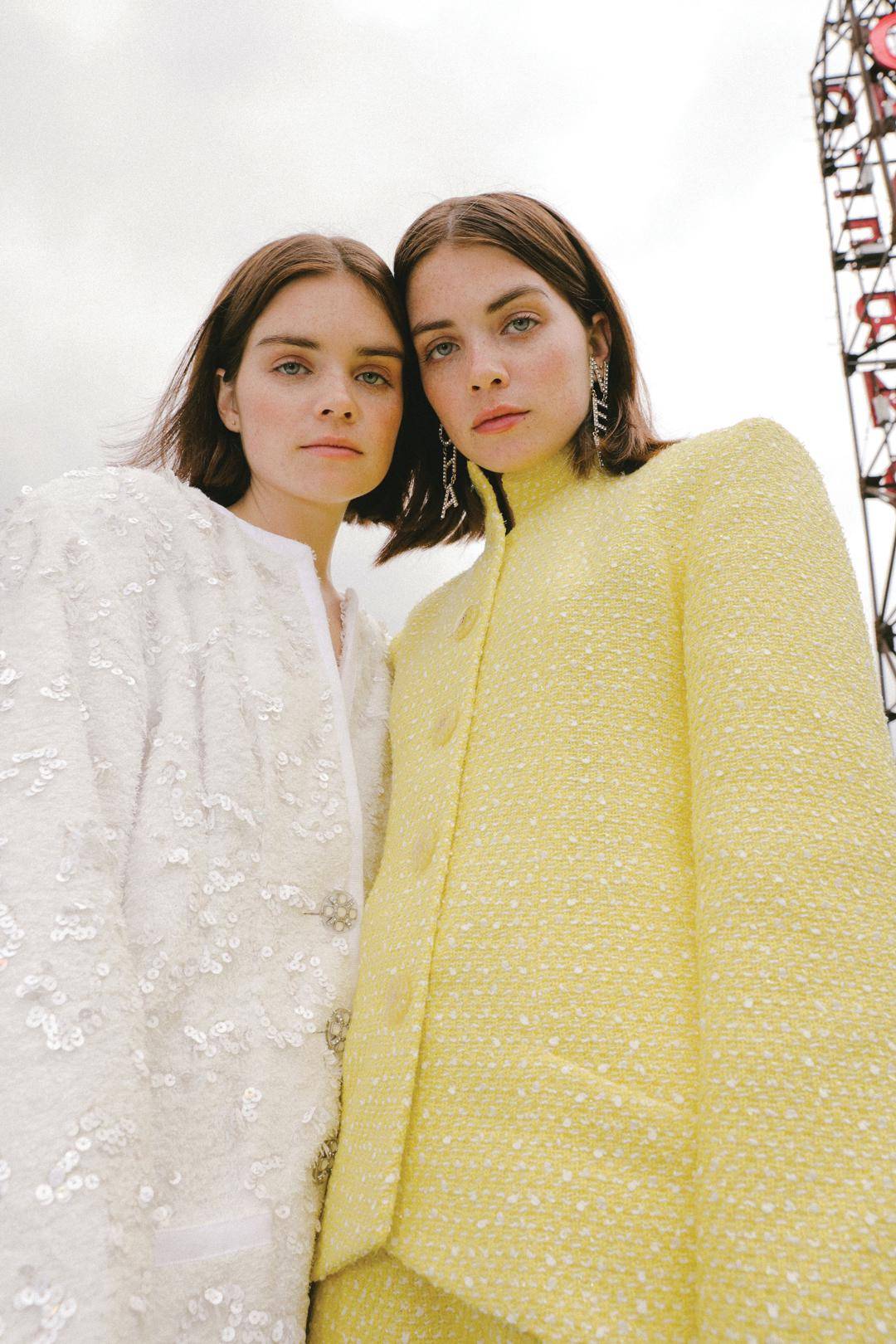 这一对时尚博主双胞胎姐妹,不仅是各大品牌争相邀请的网红博主,而且