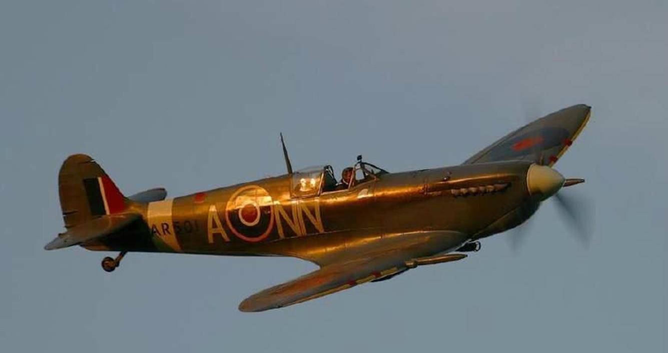 原创战斗机对观众扫射96人伤亡肇事飞行员我看错了以为是假人