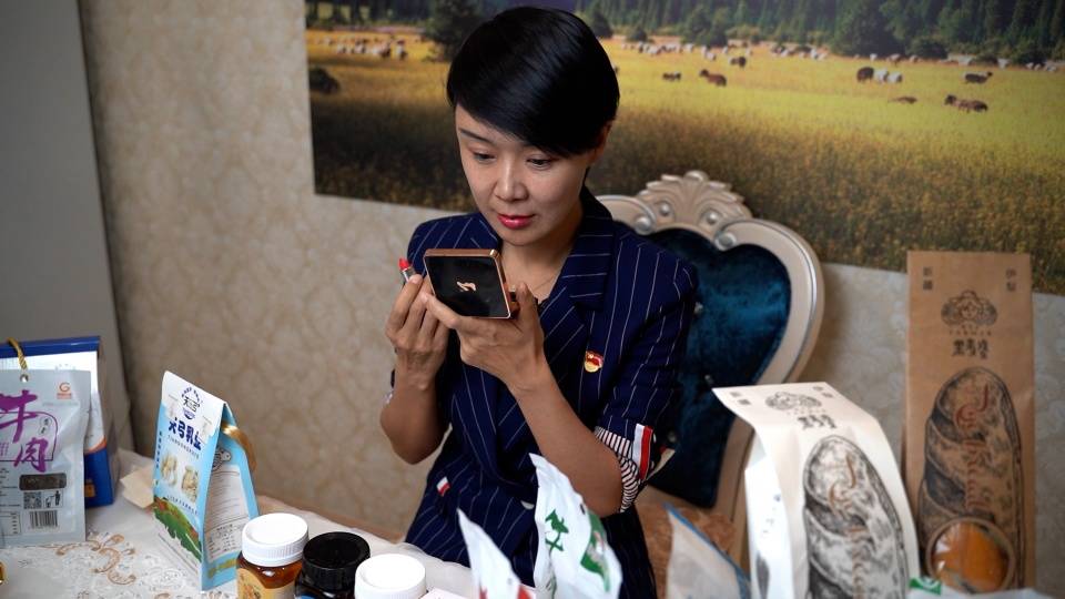 策马女副县长走红后的隐忧与机遇