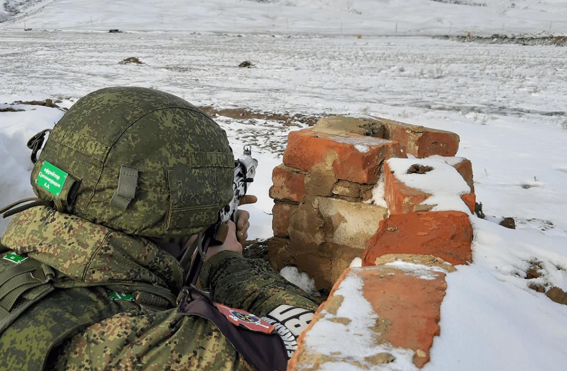 俄军在严寒天气条件下,组织士兵进行冬季实弹打靶训练!