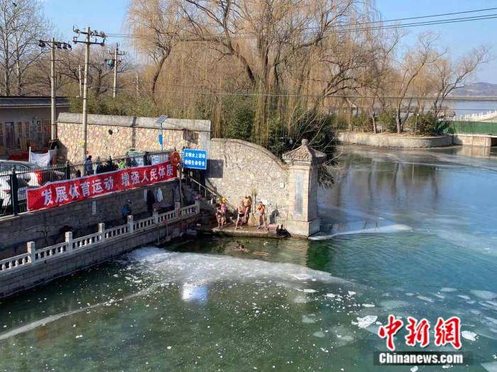 揭秘：北京昆玉河畔，那些神秘的冬泳老人们