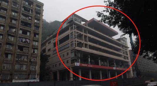 重庆再现魔幻建筑，同一栋楼顶楼和底楼都是加油站，导航都自闭了
