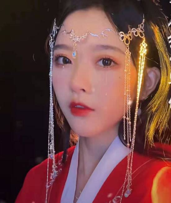 粉丝突破3500万后彭十六回归古装一身嫁衣装扮惊艳全场