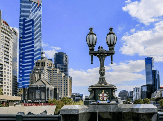 南半球最繁华城市之一，澳大利亚曾经的首都，用一个英国人命名