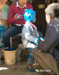 图片[5]-搞笑段子GIF趣图：熊孩子真会玩，这是把油漆当染发膏了-魔性次元
