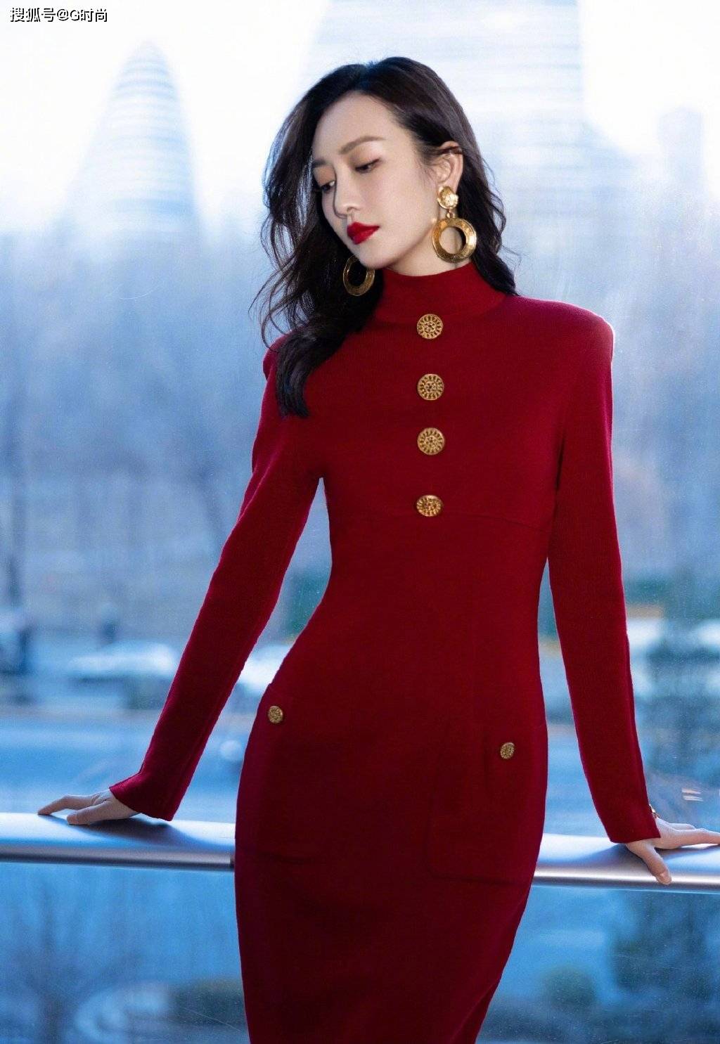 秦岚酒红丝绒裙高贵优雅 长腿美背演绎冬日时尚 -- 眼界，放眼世界