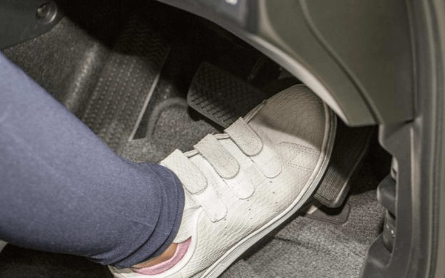 交警建议不要注意数字,手动档,要养成自己刹车然后踩离合器的习惯