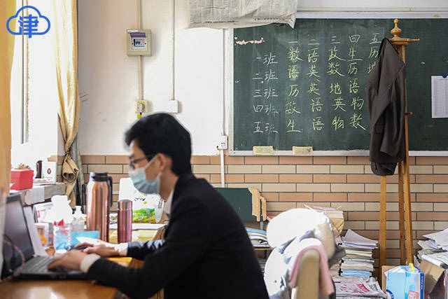 河头学校是北辰区的一所城郊学校,在这里上学的都是附近乡村的孩子们.