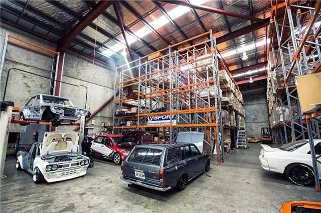 改装作坊,多年来一直活跃于飘移,时间挑战赛,04直线加速赛等,厂房内还