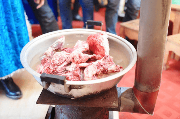 锡林郭勒牧民为什么拿“牛粪”当燃料？这的传统食物是冬储肉！