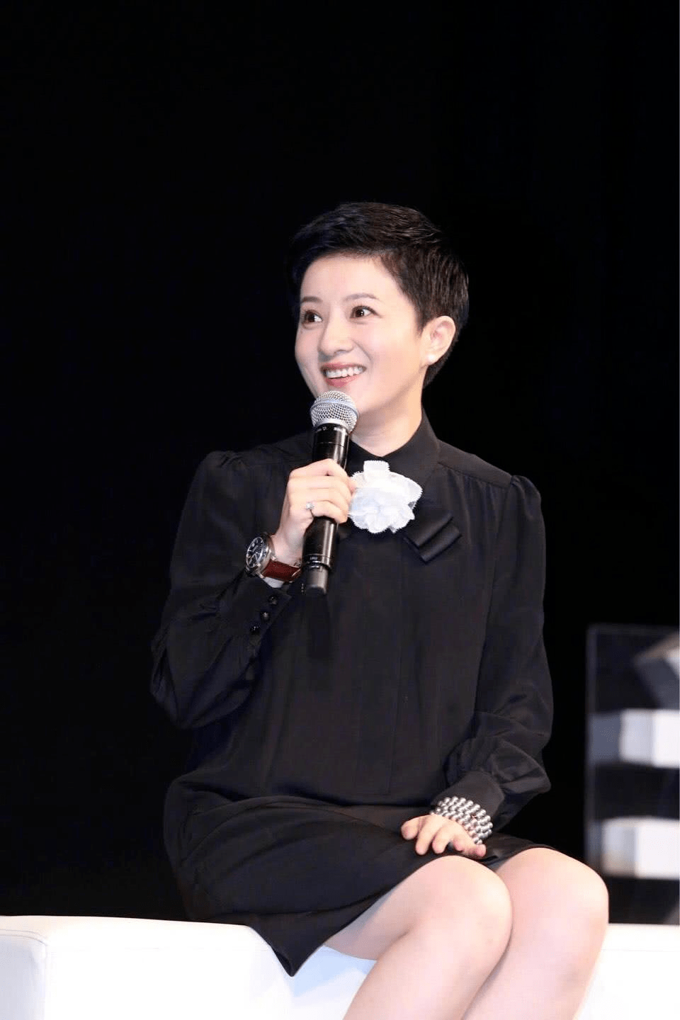 金铭大胆又会玩身形发福也敢穿宽松裙装冲天发型潮到飞起