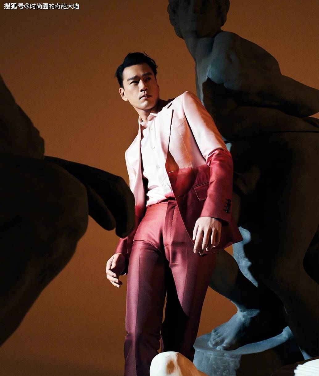 王耀庆一改商务精英本色百变造型故事感十足看着逗趣有活力