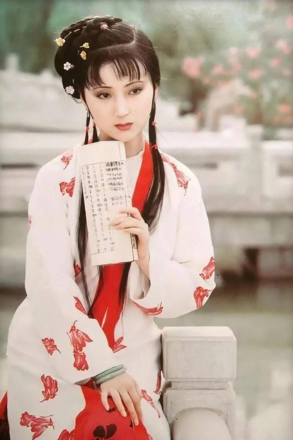 看多了大美人来看一波小美人 小小年纪演技成熟 未来可期 薛宝钗