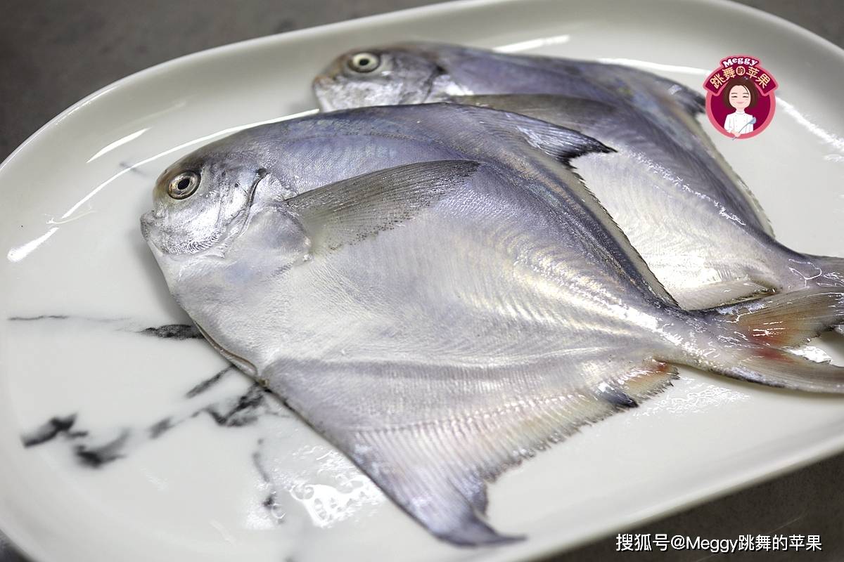 春节年夜饭端上这条鱼 肉厚刺少口彩好 好大一条得吃到初三 鲳鱼