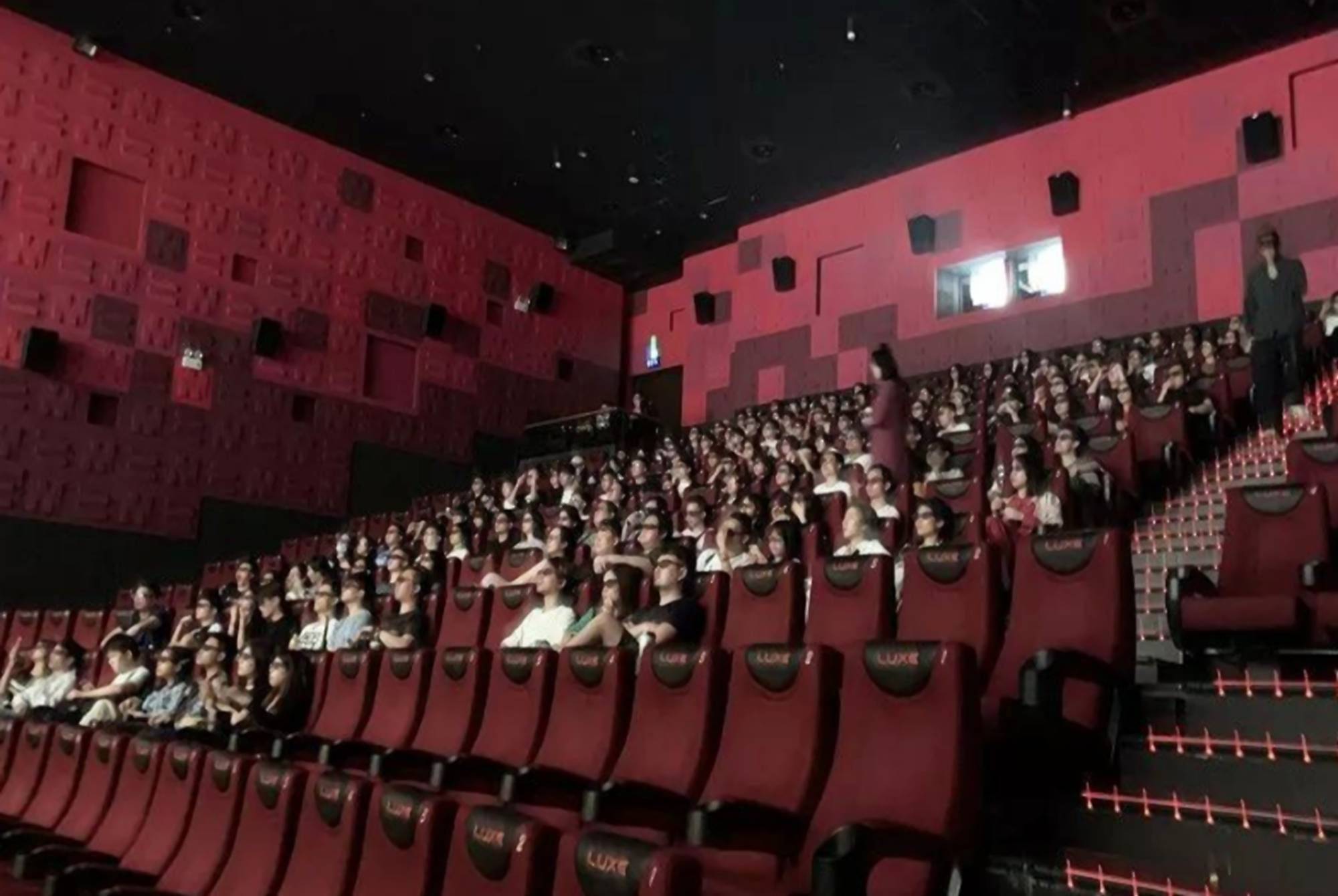 再加上过年期间,电影院基本人满为患,孕妇不小心被挤着了或者碰到