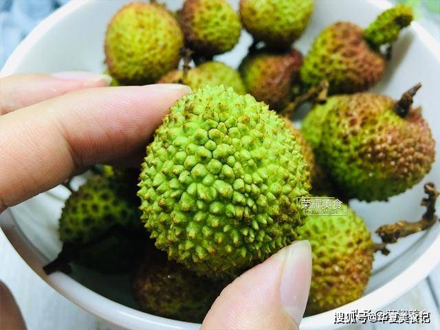 这荔枝的皮还是青色,到底熟了没呀?看过后就知道啦,别再乱说了