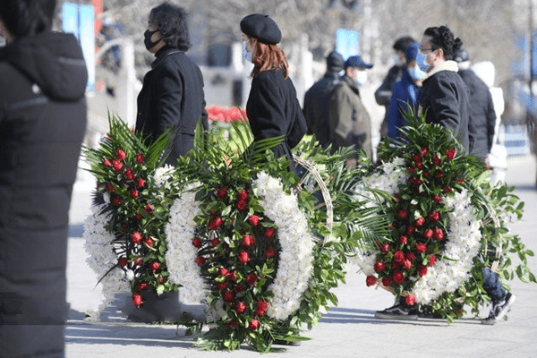 原创赵英俊追悼会众星送别!现场摆满"吉他"花圈,薛之谦痛哭出声